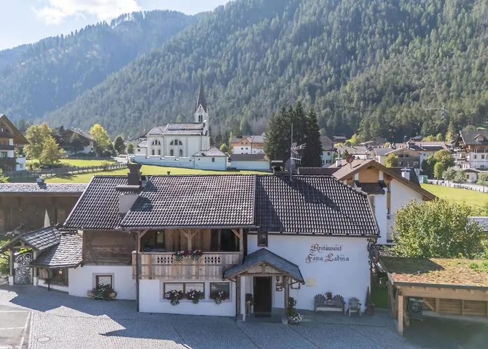 La Uecia By Fana LadinaAlbergo